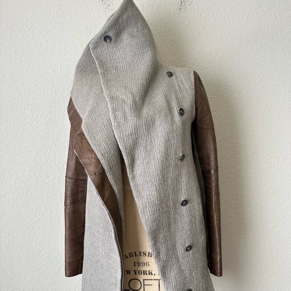 HELMUT LANG Willowed Felt Wool Coat with Leather Sleeve in Flax - Picture 8 of 15